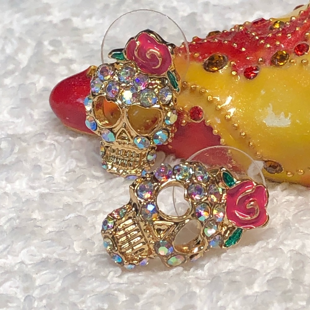 🐈‍⬛Goth SKULL/rhinestone earrings-gold, pretty/goth/Halloween, day of the dead